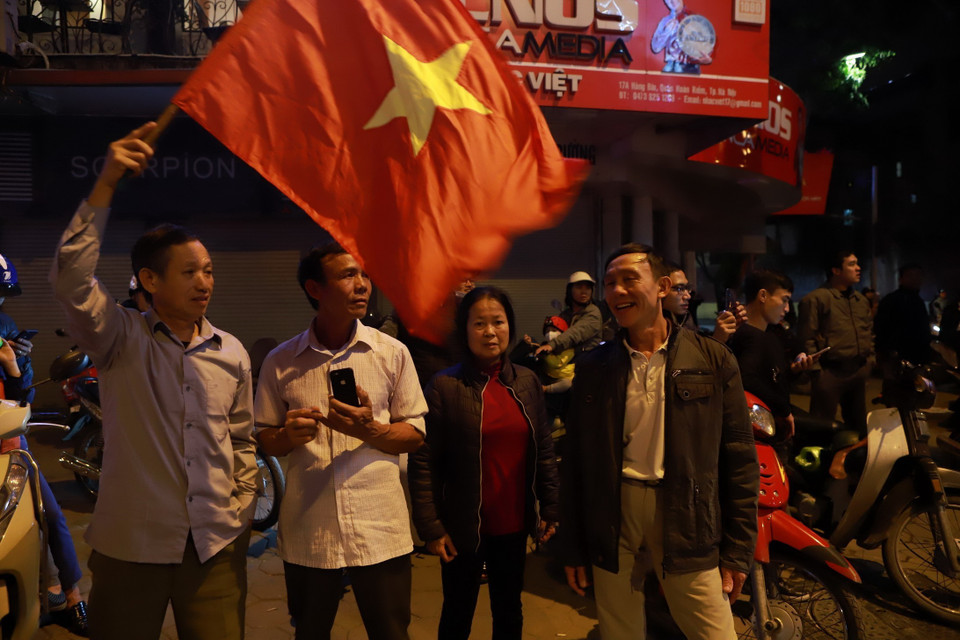 越南河内球迷纷纷涌上街头，欢庆越南U23足球队的胜利。图自越通社