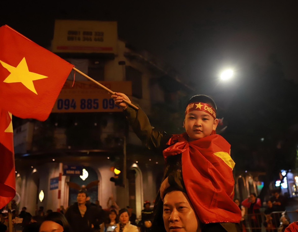 越南河内球迷纷纷涌上街头，欢庆越南U23足球队的胜利。图自越通社