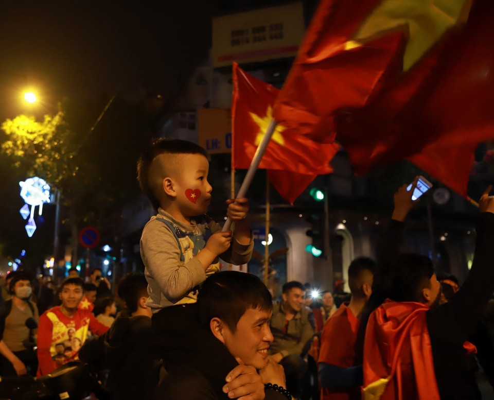 越南河内球迷纷纷涌上街头，欢庆越南U23足球队的胜利。图自越通社