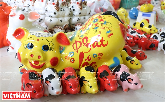 最后，给坯子施釉并在1200度煅烧。 图自越通社