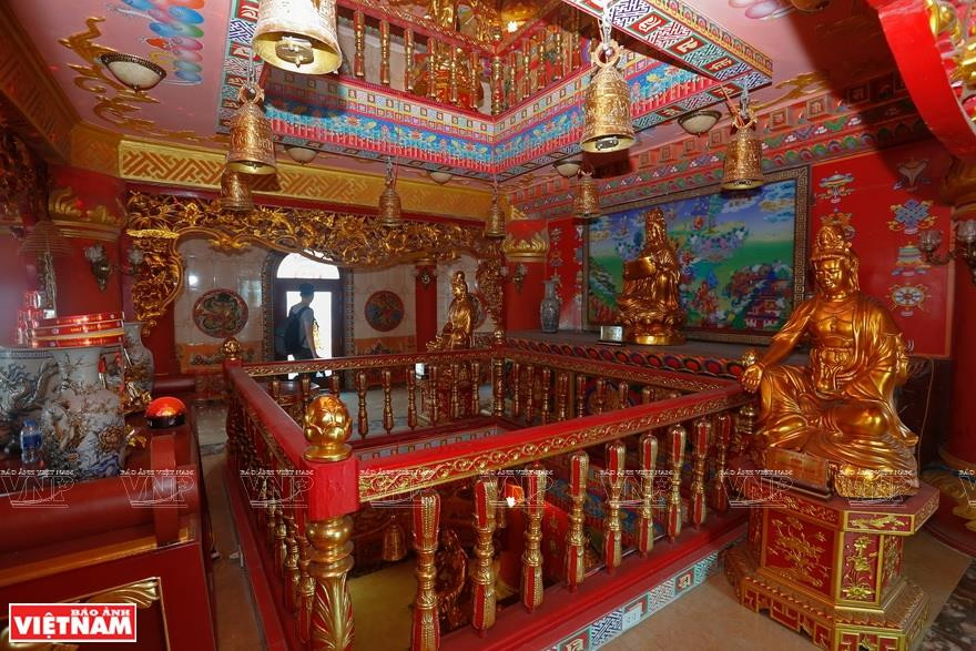  大悲金刚塔每层设有大悲金刚塔及镀金铜质编钟。越通社记者 庆龙 摄