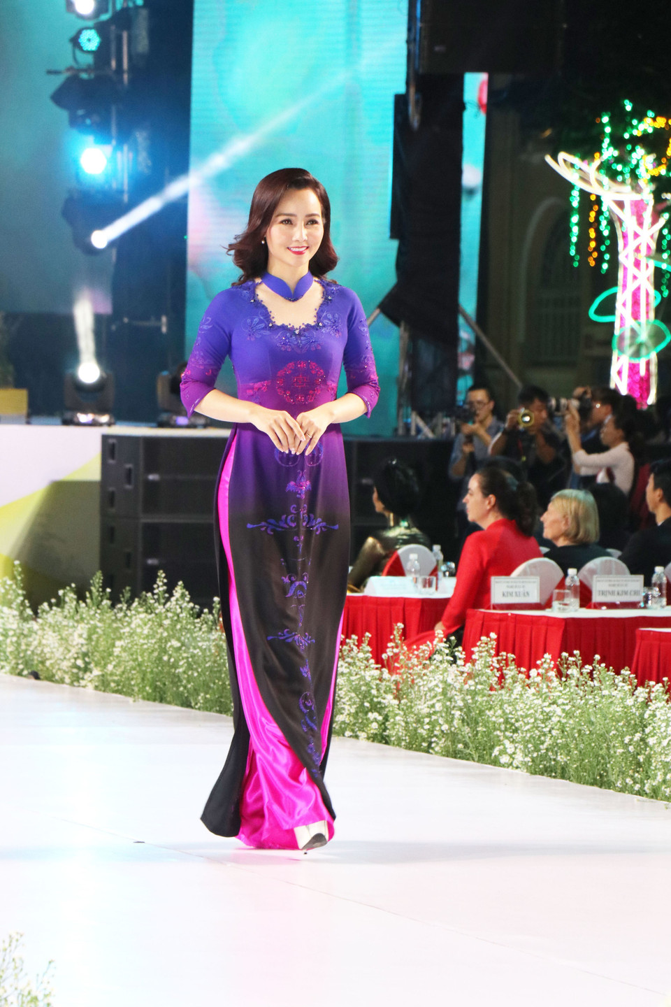 2019年第6次胡志明市奥黛节的奥黛时装秀。图自越通社