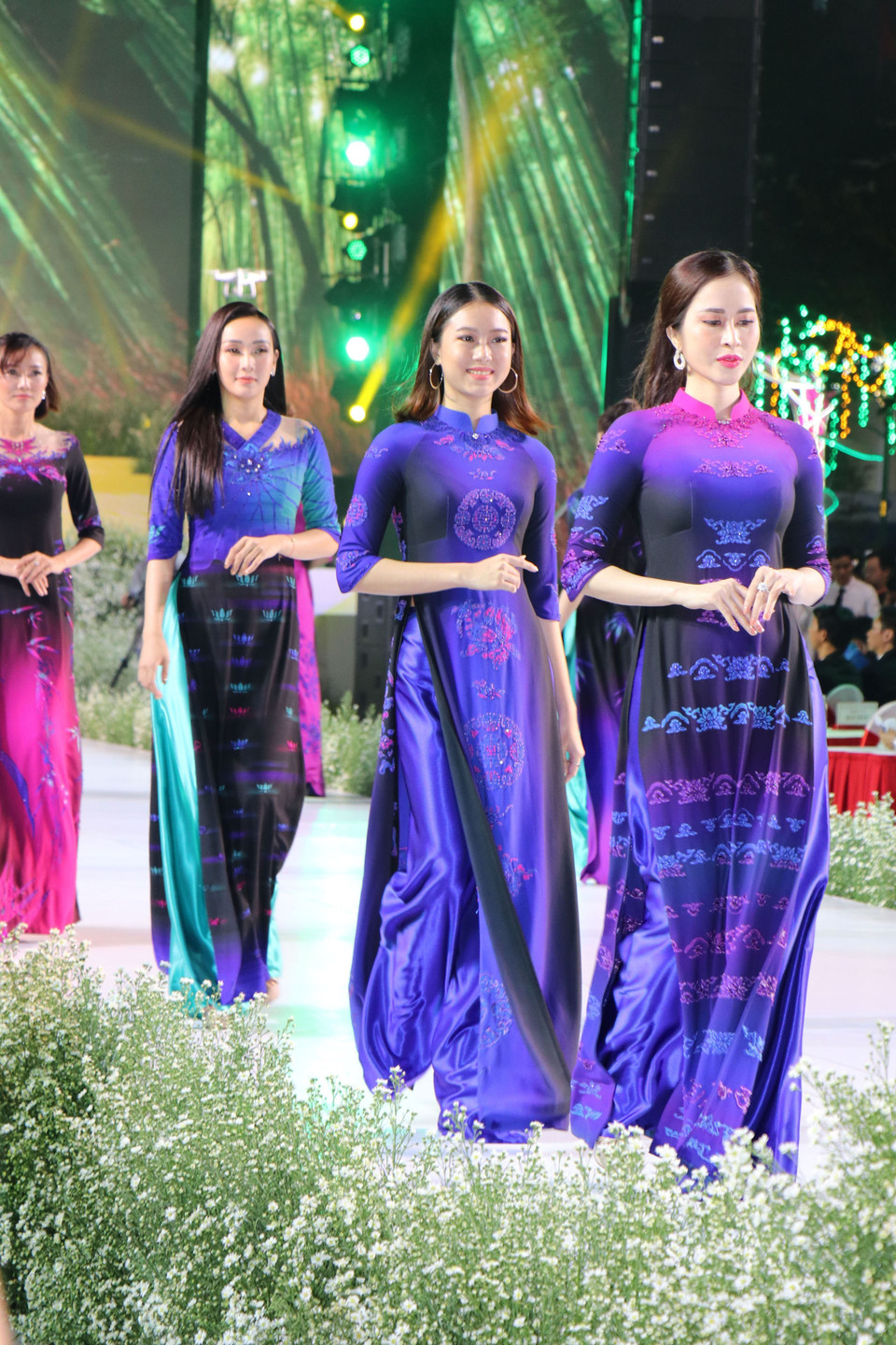 2019年第6次胡志明市奥黛节的奥黛时装秀。图自越通社