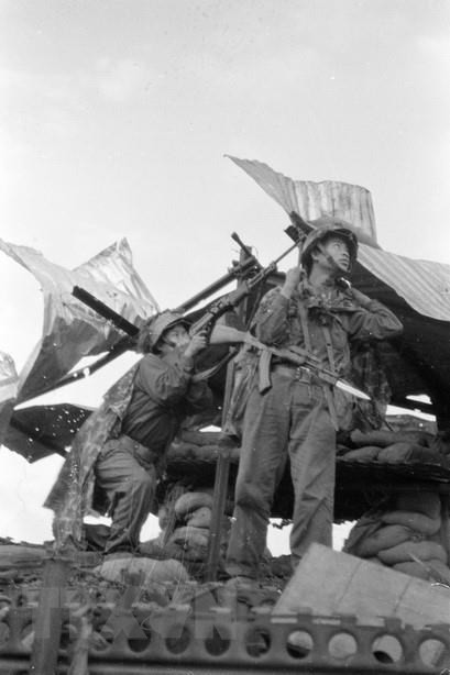 资料图：解放军以身作为为枪架，射击敌机。图自越通社