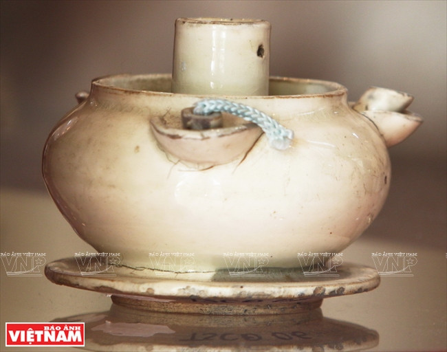 别具一格的油灯。图自越通社