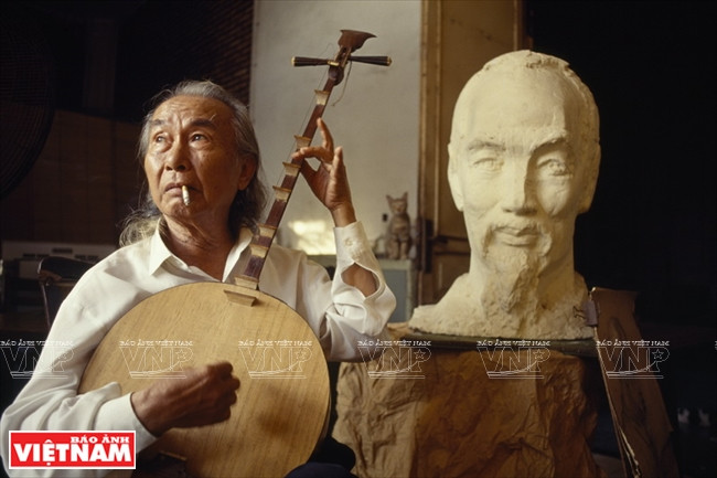 胡志明主席像雕塑家（1990）。凯萨琳‧卡诺 摄