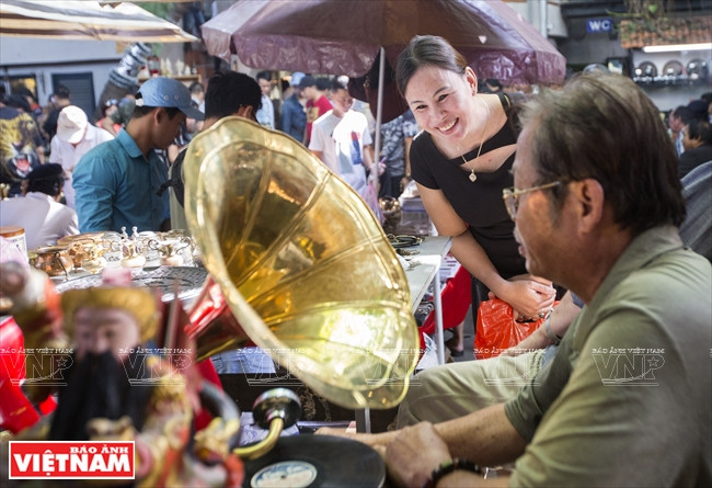 游客对古董颇感兴趣。图自越通社