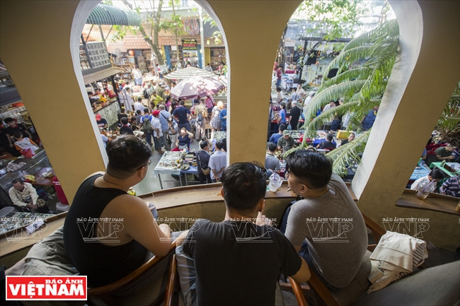 西贡古玩集市有40多个摊位。图自越通社
