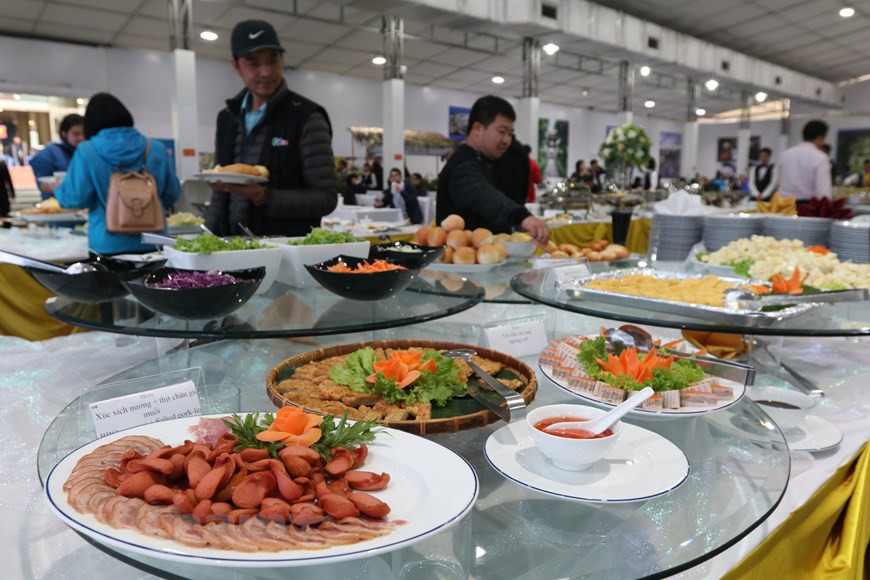 所有菜肴都是免费的。越通社记者 明山 摄