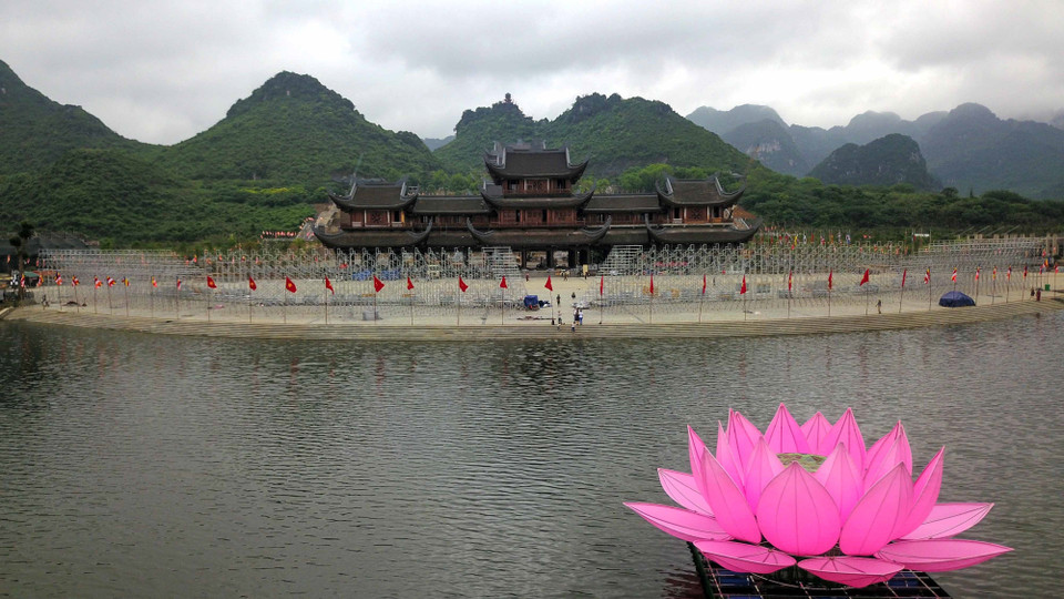 寺前的湖面积为600公顷，湖上点缀着与传说息息相关的6座小岛。图自越通社