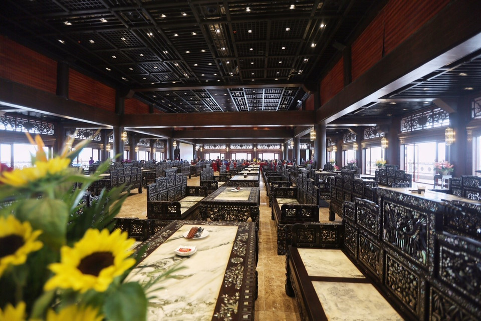 三宝殿是三祝寺最大的殿，面积为5100平方米，能容纳5000人。图自越通社