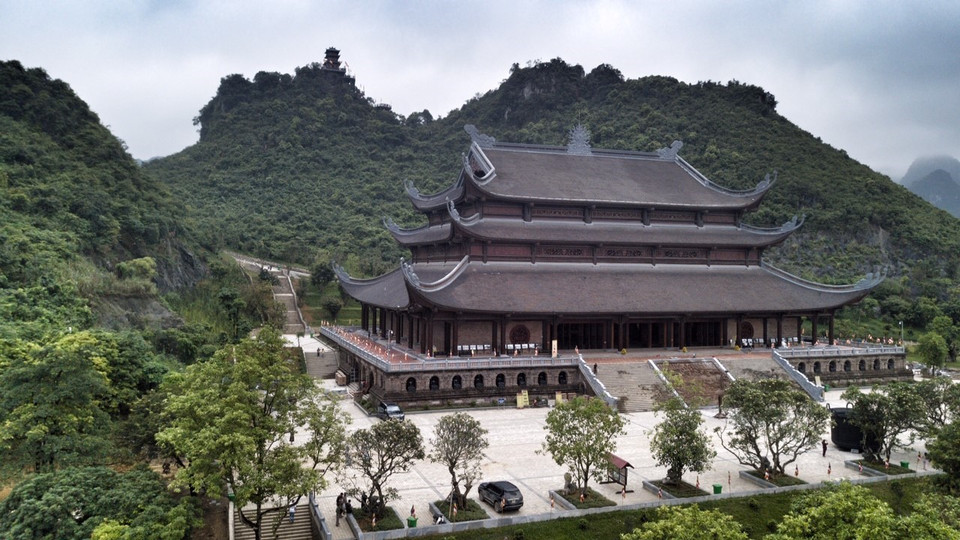 三祝寺包括三宝殿、法主殿、观音殿和山门等大型建筑。图自越通社