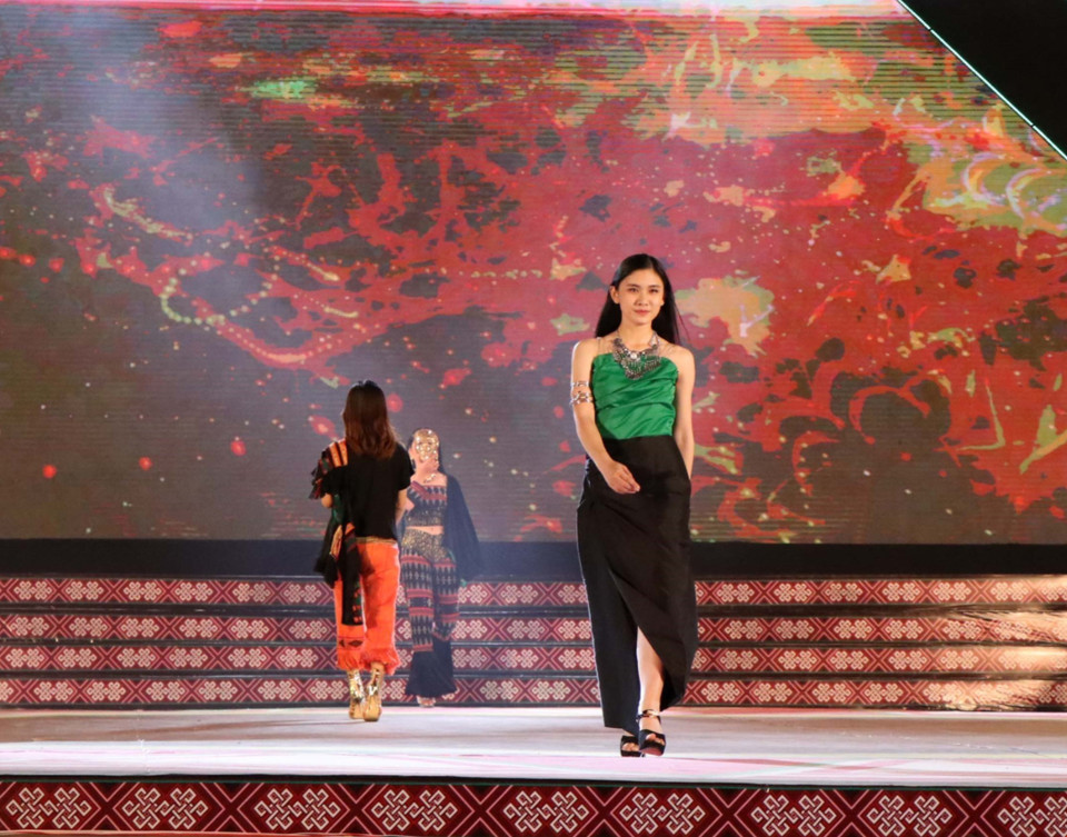 织锦时装秀介绍国内各著名设计师的15个系列。图自越通社