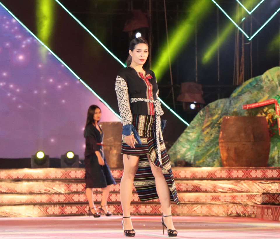 织锦时装秀介绍国内各著名设计师的15个系列。图自越通社