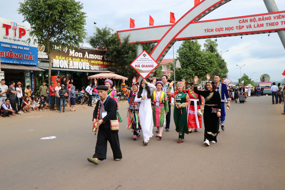 “织锦之路”街头游行亮相得农省嘉义市。图自越通社