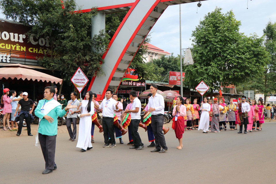 “织锦之路”街头游行亮相得农省嘉义市。图自越通社