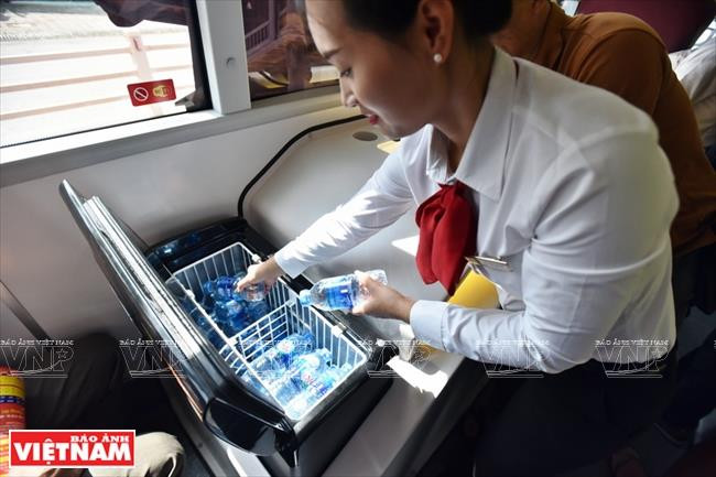 车上配有冰箱、迷你酒吧等。图自越通社