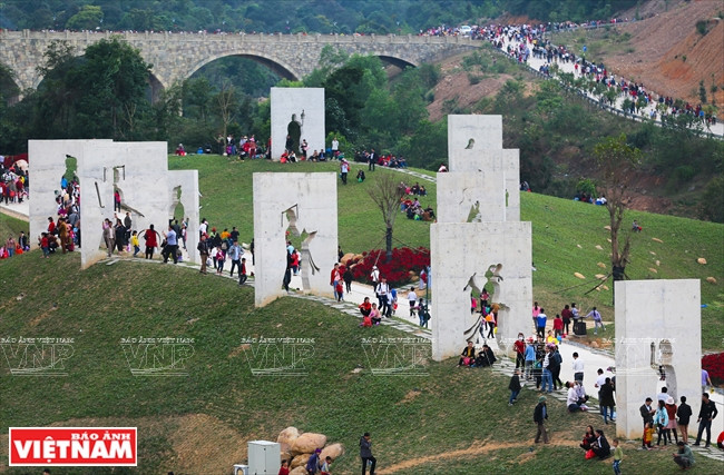 第一期建设刚完工，西安子信仰生态旅游区就 已迎来大量游客。图自越通社