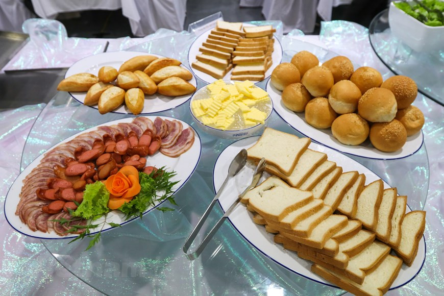 所有菜肴都是免费的。越通社记者 明山 摄