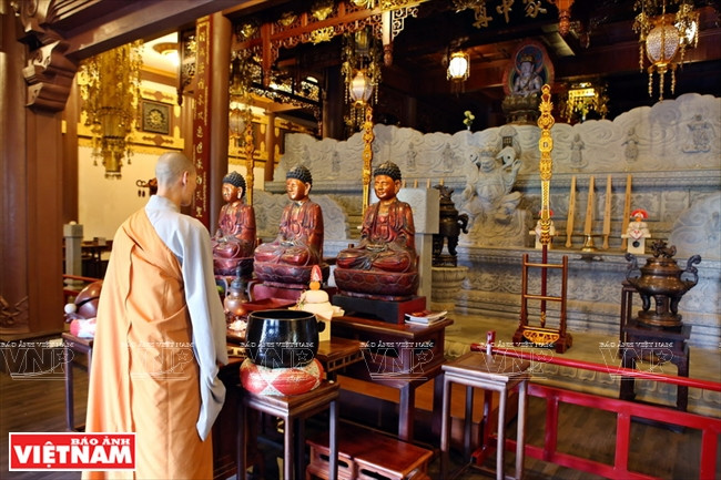 和尚在明成寺正殿举行礼拜。图自越通社