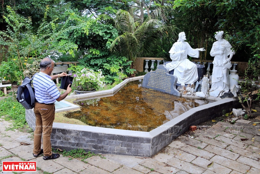游客拍下纪念照。越通社记者 通海 摄