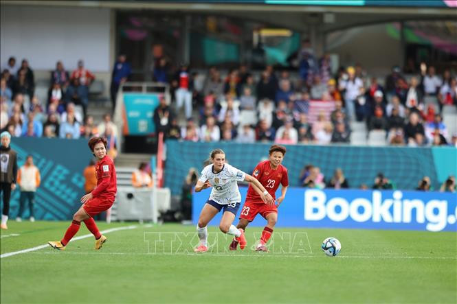 越南女足球员与美国球员激烈角逐。图自 越通社