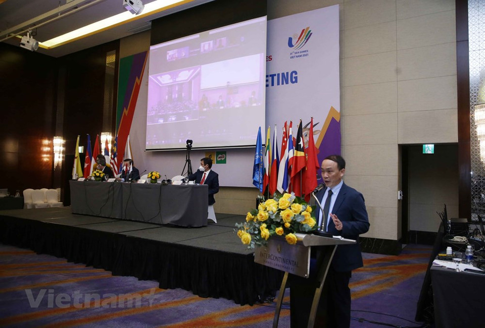 其他国家的体育代表团代表以视频方式参加第31届东南亚运动会代表团团长会议。由于四个国家疫情原因，部分代表不能参加，因此，组委会决定以线上线下相结合方式举行第二次会议。在本次会议框架下，组委会邀请与会代表参观举办运动会的部分场地，尤其是比赛场地和住宿接待单位。图自Vietnam+ 