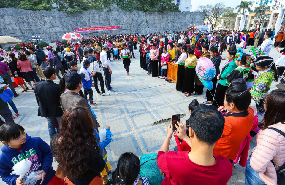 同胞们参加民间游戏。越通社记者 春思摄