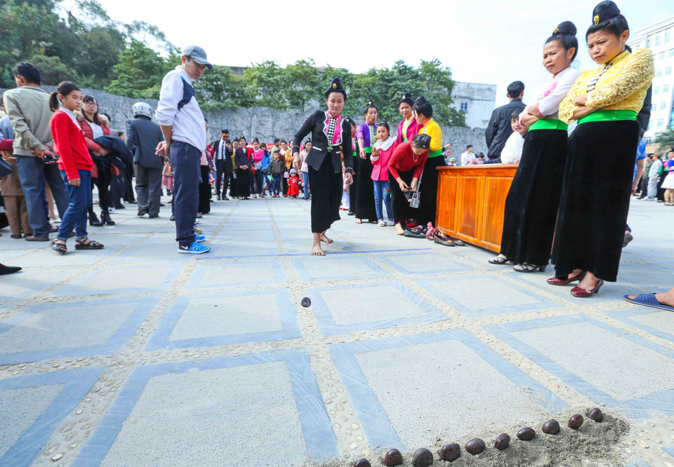 奠边省到处都洋溢着春节气氛。同胞们参加民间游戏。越通社记者 春思摄