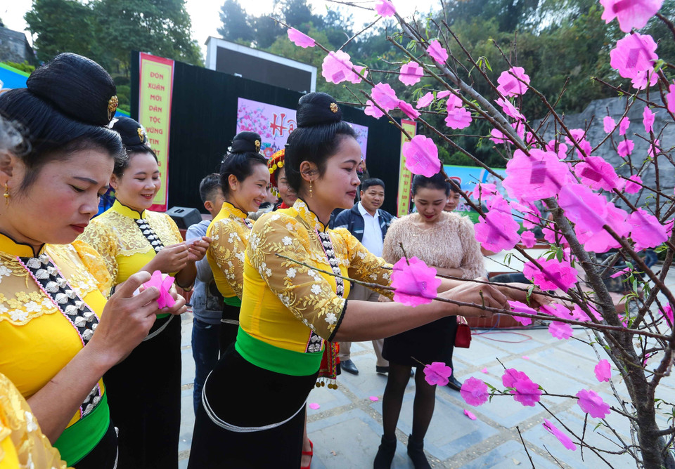 奠边省到处都洋溢着春节气氛。同胞们参加民间游戏。越通社记者 春思摄