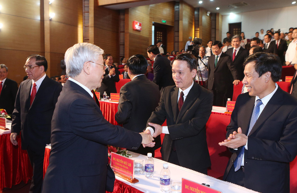 越共中央总书记阮富仲和与会代表握手。（图片来源：越通社）