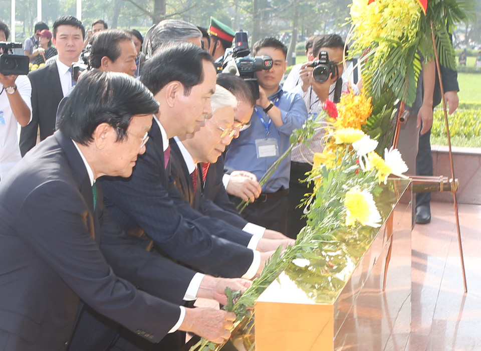 ​党和国家领导人前往黎笋塑像献上鲜花。（图片来源：越通社）