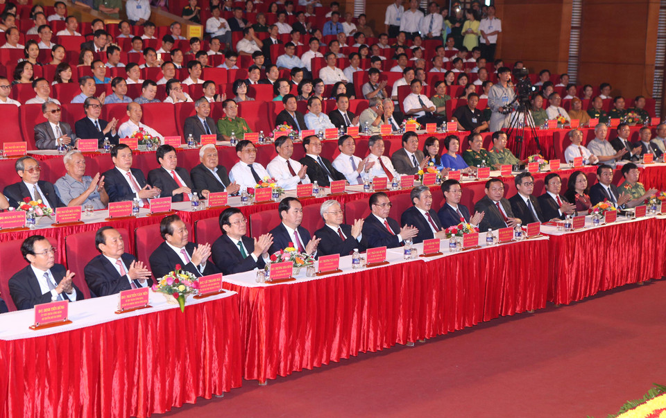 越南党和国家领导人出席已故总书记黎笋诞辰110周年纪念大会。（图片来源：越通社）