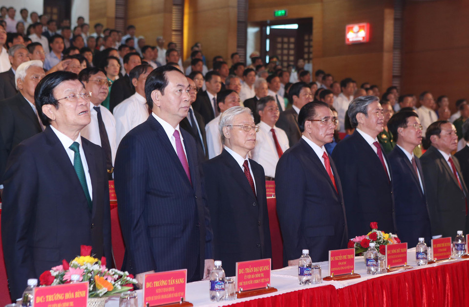 越南党和国家领导人出席已故总书记黎笋诞辰110周年纪念大会。（图片来源：越通社）