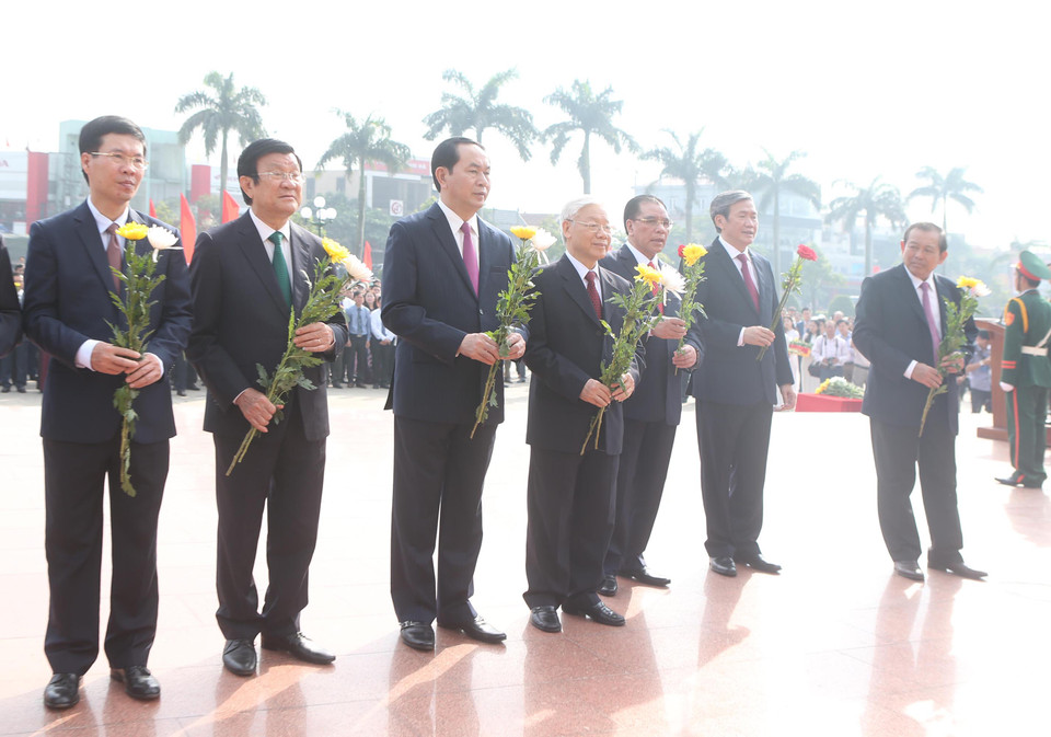 ​党和国家领导人前往黎笋塑像献上鲜花。（图片来源：越通社）