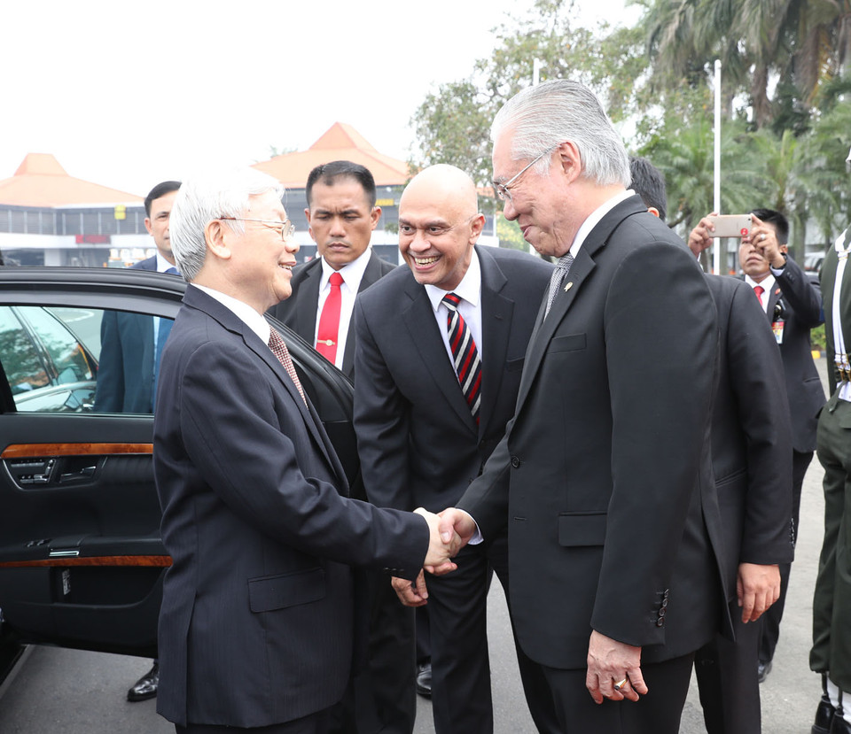 印度尼西亚贸易部长英卡尔迪亚斯多·鲁基托和多位印尼官员前往机场迎接阮富仲总书记一行。越通社记者 智勇 摄