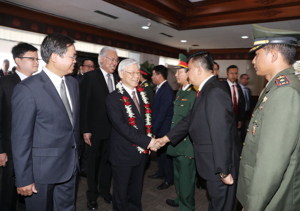 印度尼西亚贸易部长英卡尔迪亚斯多·鲁基托和多位印尼官员前往机场迎接阮富仲总书记一行。越通社记者 智勇 摄