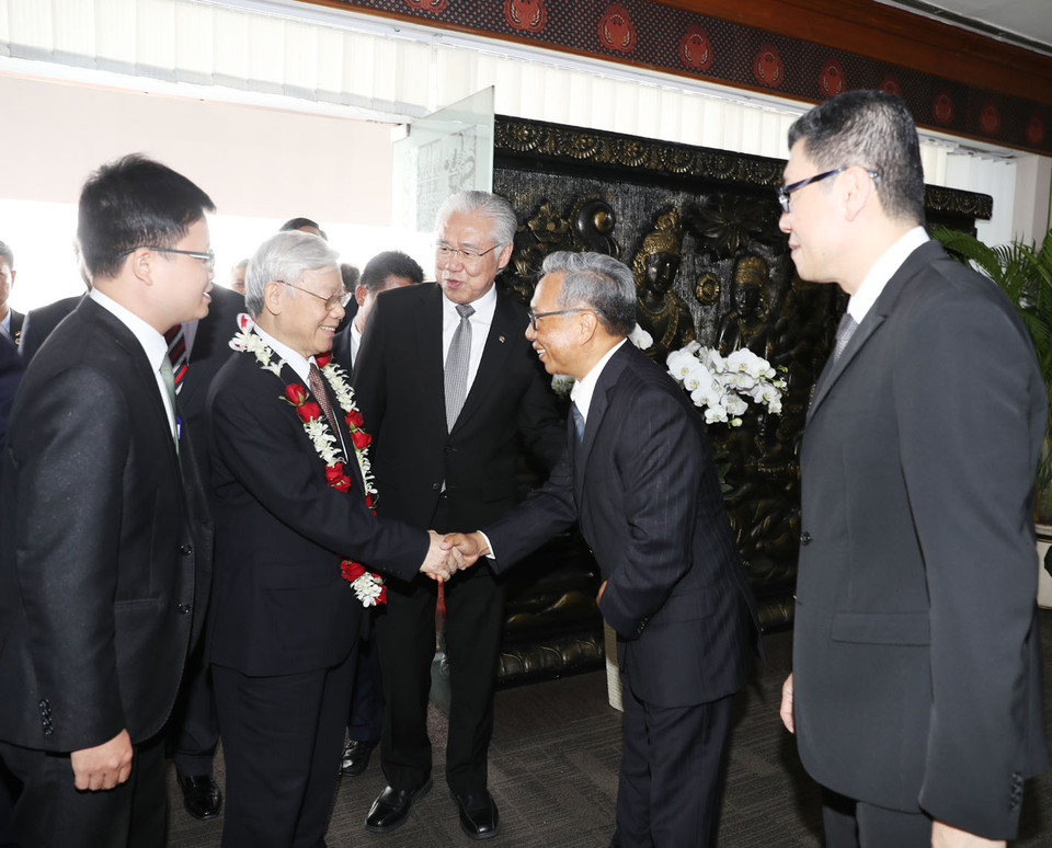 印度尼西亚贸易部长英卡尔迪亚斯多·鲁基托和多位印尼官员前往机场迎接阮富仲总书记一行。越通社记者 智勇 摄