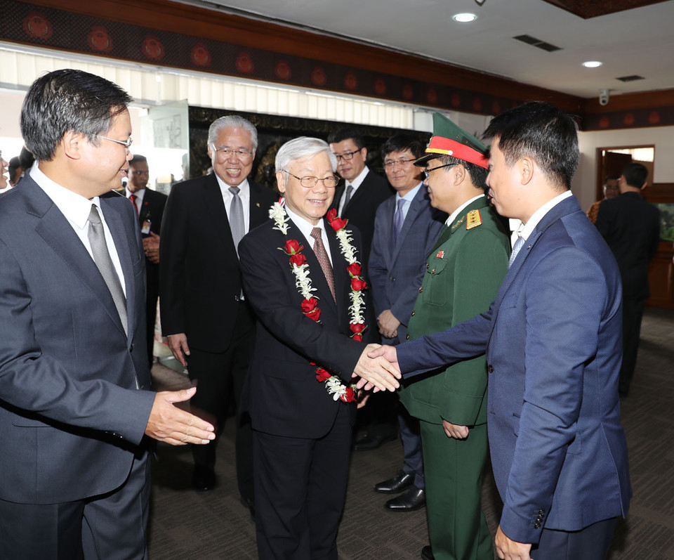 众多旅居印尼越南人和企业代表到机场迎接阮富仲总书记一行。越通社记者 智勇 摄