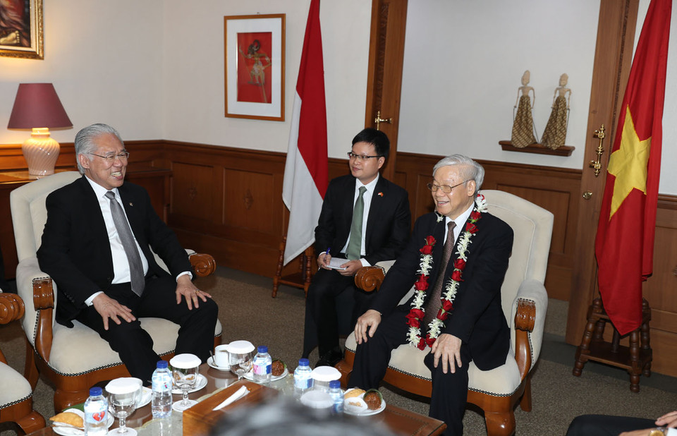 印度尼西亚贸易部长英卡尔迪亚斯多·鲁基托和多位印尼官员前往机场迎接阮富仲总书记一行。越通社记者 智勇 摄