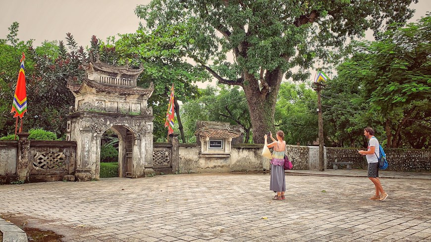宁平省华闾古都历史文化遗迹区丁先皇祠留住来往景区游客的脚步。vietnamplus记者 春梅 摄