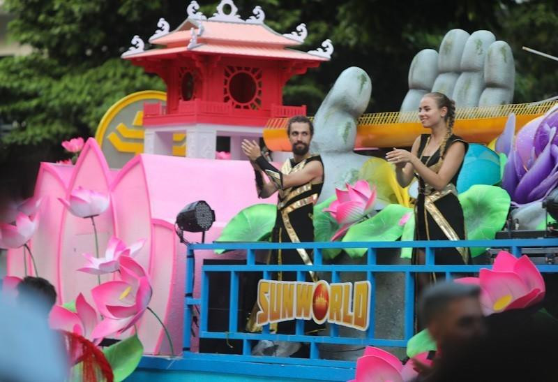 庆祝河内解放65周年的街头狂欢节热闹开场。越通社记者 青松 摄