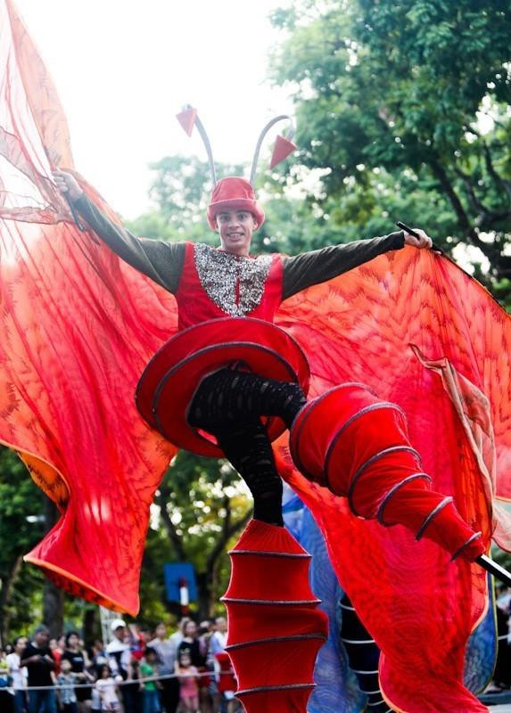 庆祝河内解放65周年的街头狂欢节热闹开场。越通社记者 青松 摄