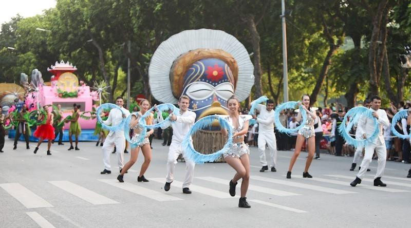 庆祝河内解放65周年的街头狂欢节热闹开场。越通社记者 青松 摄