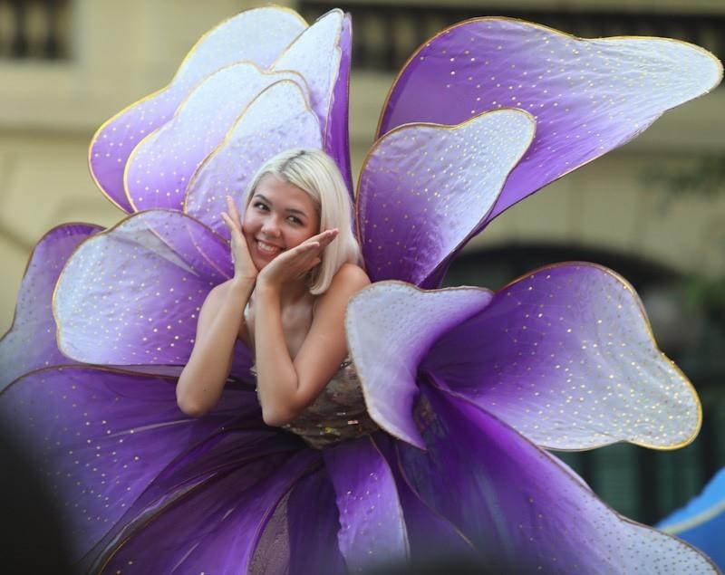 庆祝河内解放65周年的街头狂欢节热闹开场。越通社记者 青松 摄
