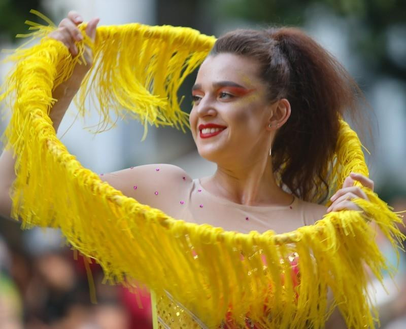 庆祝河内解放65周年的街头狂欢节热闹开场。越通社记者 青松 摄