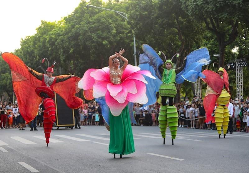 庆祝河内解放65周年的街头狂欢节热闹开场。越通社记者 青松 摄