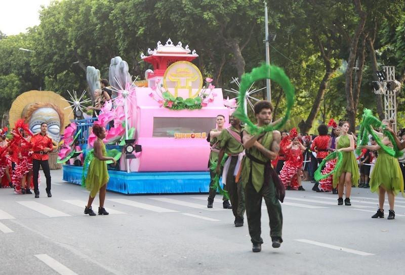 庆祝河内解放65周年的街头狂欢节热闹开场。越通社记者 青松 摄