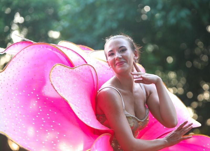 庆祝河内解放65周年的街头狂欢节热闹开场。越通社记者 青松 摄