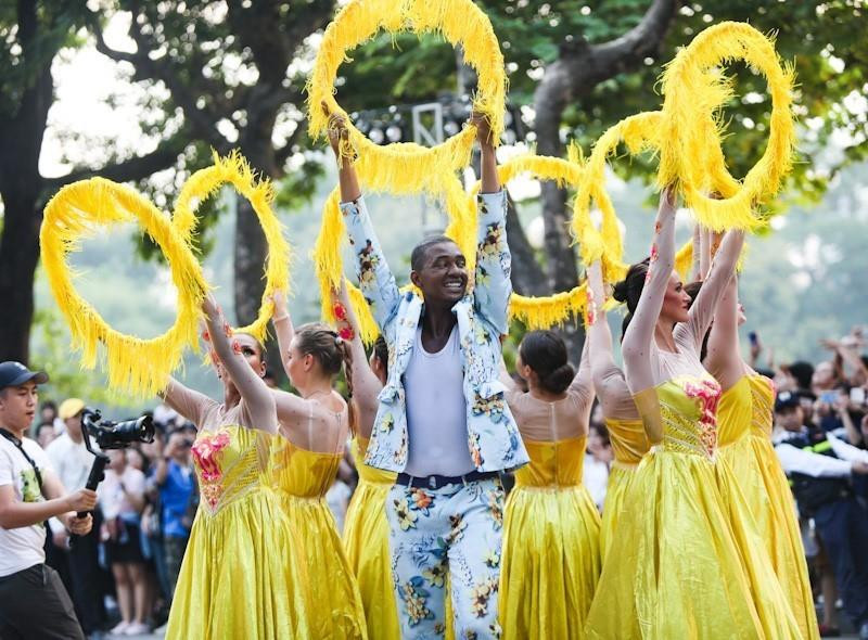 庆祝河内解放65周年的街头狂欢节热闹开场。越通社记者 青松 摄